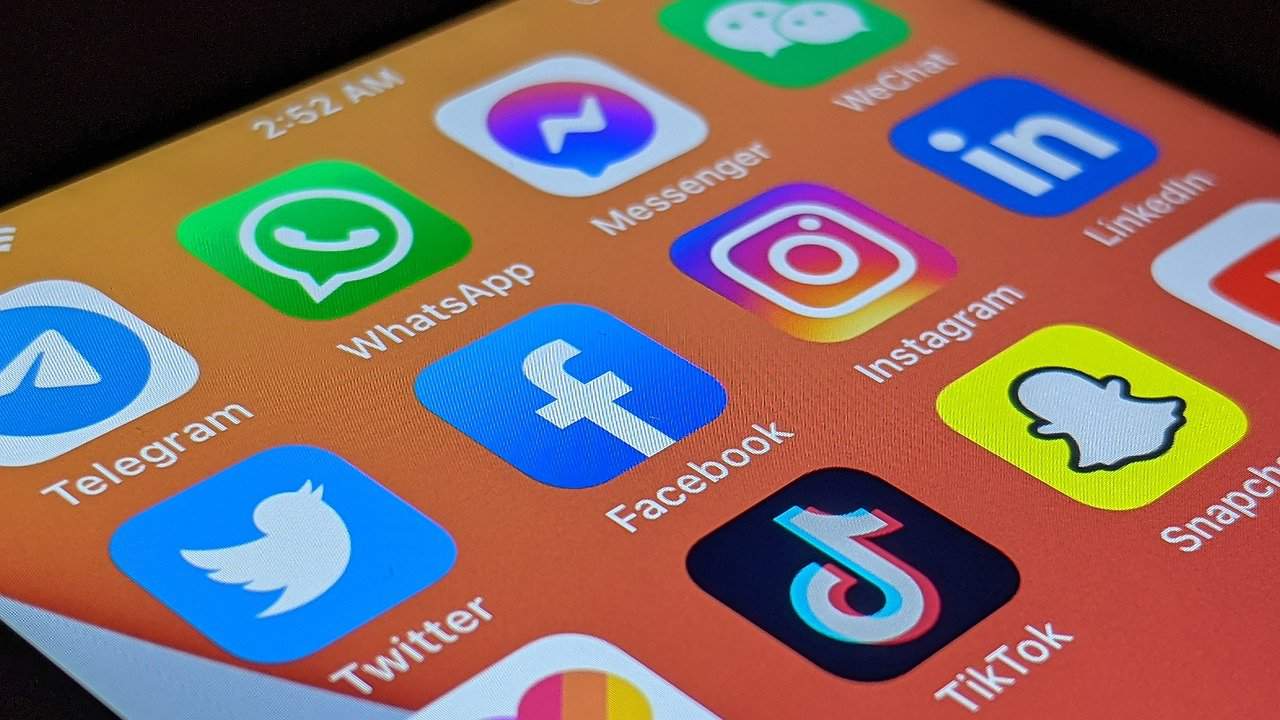 Agenzia social o fai da te? Vantaggi e svantaggi